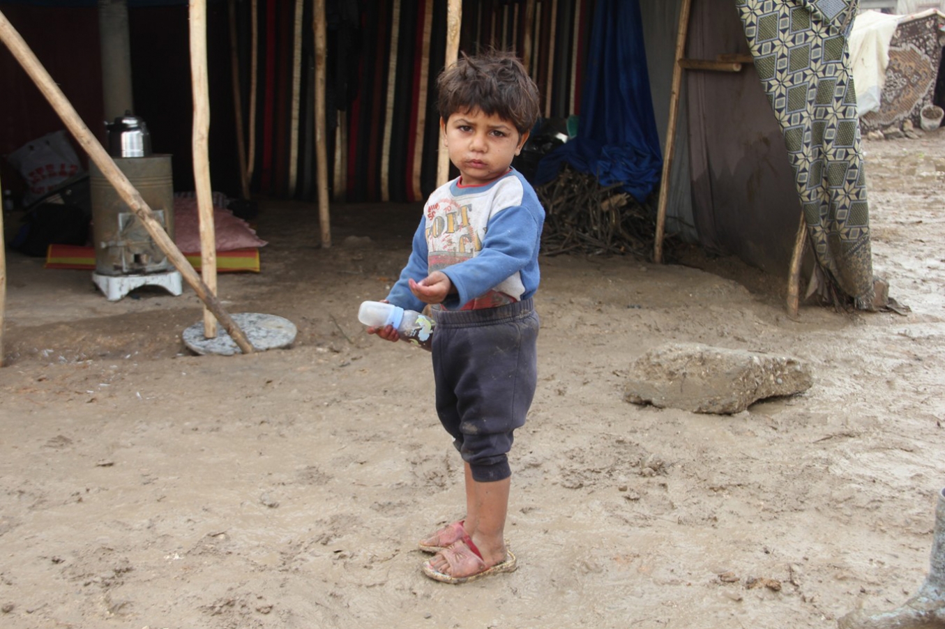 Çadırlarda yaşayan Suriyelilerin soğukla mücadelesi